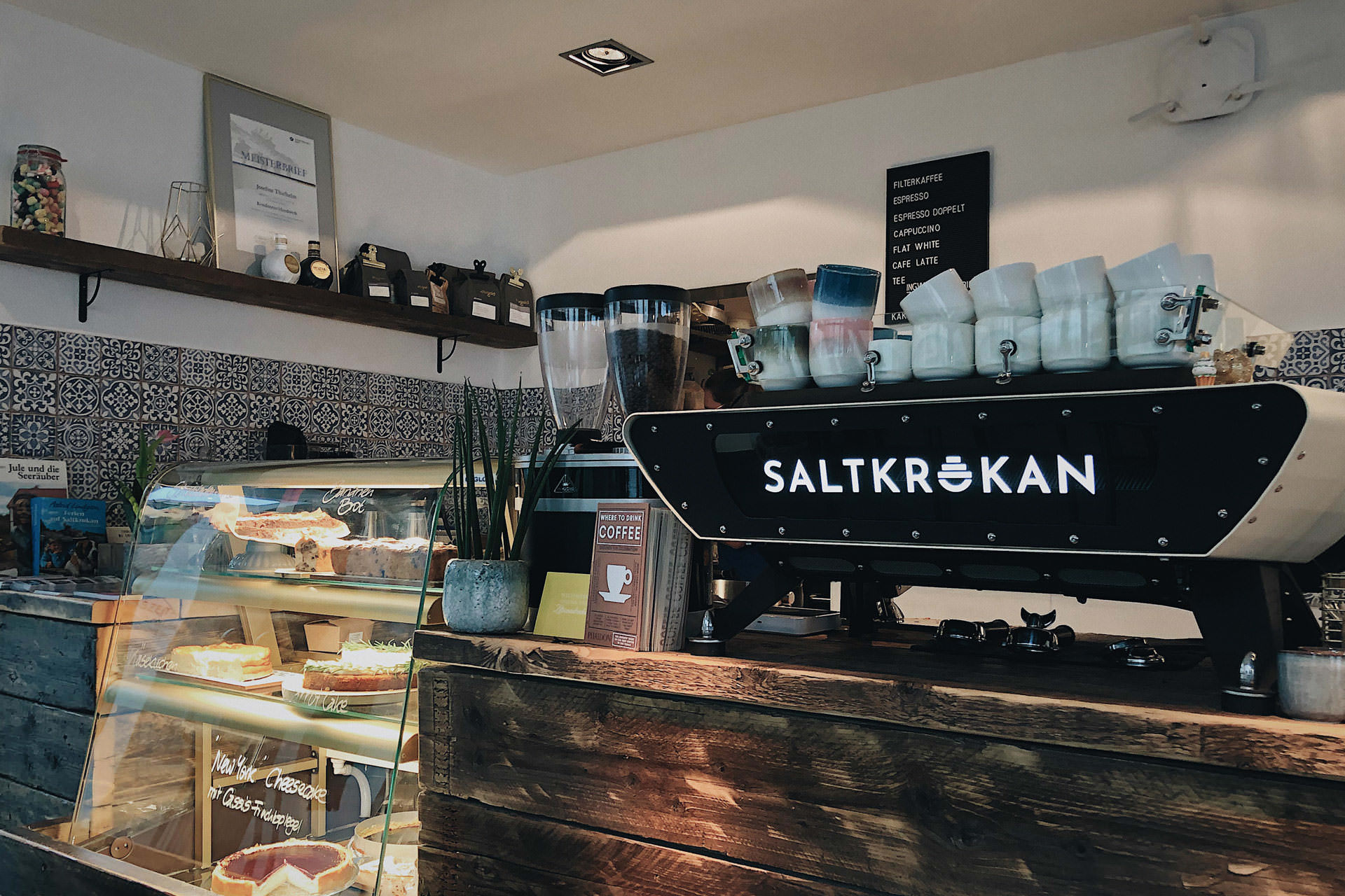 Kaffeebar und Kuchenvitrine im Saltkrokan Oldenburg