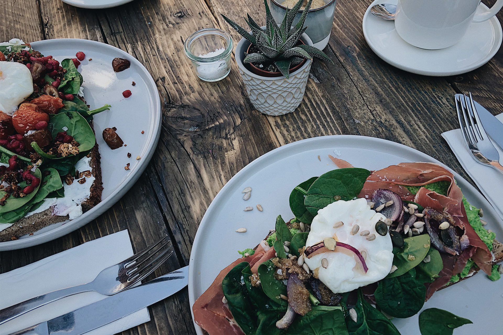 Frühstücksteller auf einem Holztisch im Saltkrokan